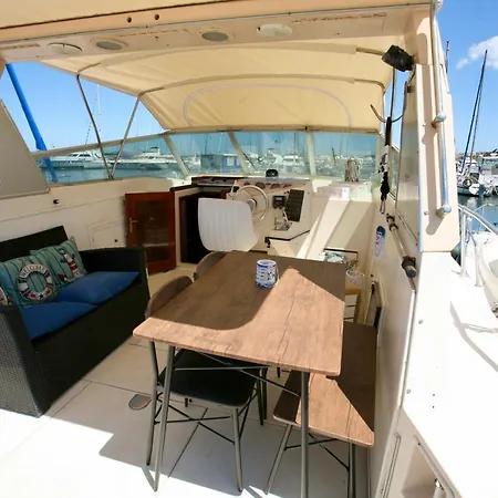 Botel Piper's Boat *