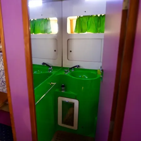 Πλωτό κατάλυμα Piper's Boat *