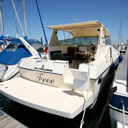 Botel Piper's Boat