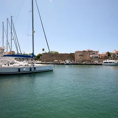 Botel Piper's Boat *